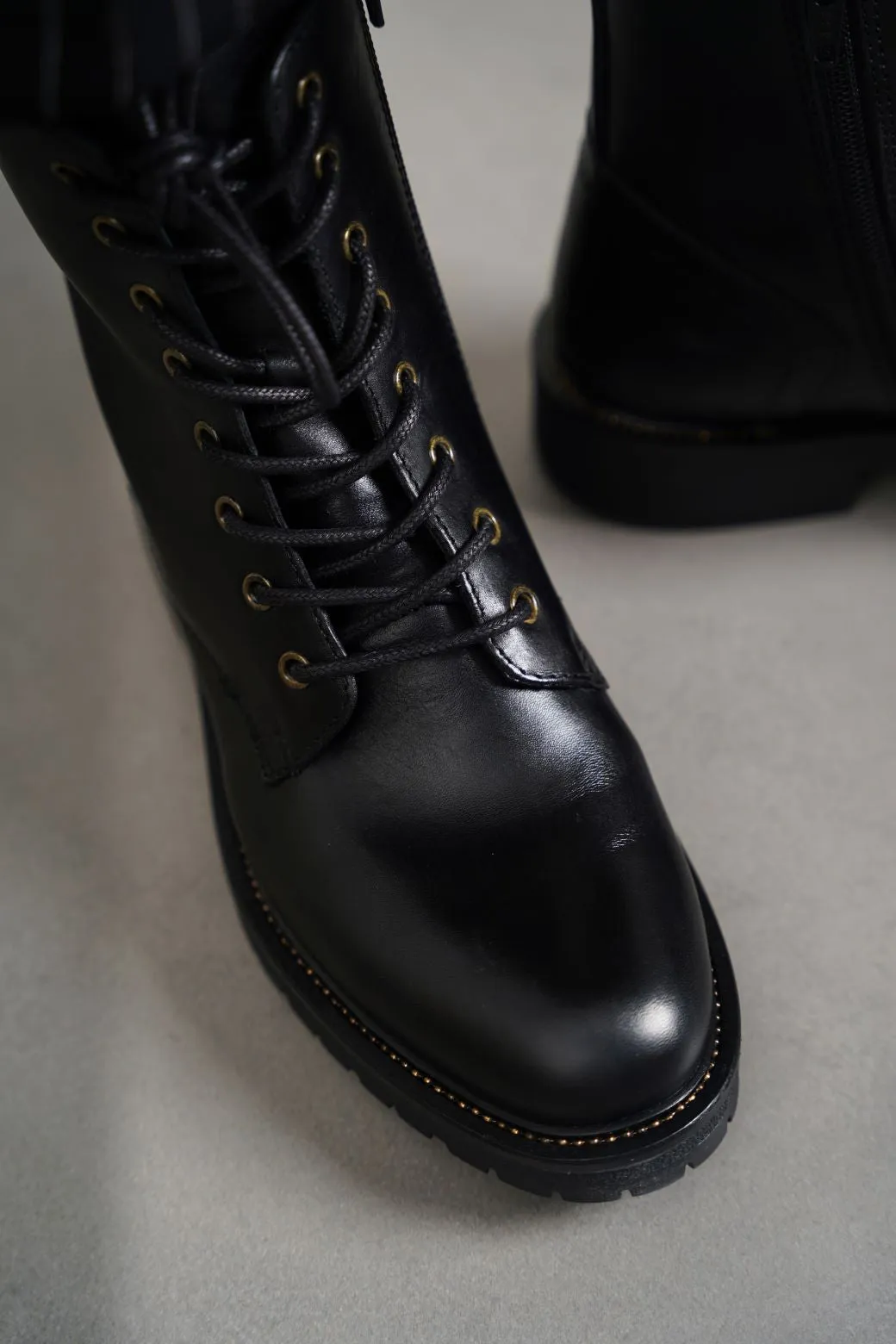 LACE UP LEATHER BOOTS